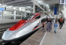 Kereta Cepat Jakarta-Surabaya: Luhut Pastikan Proyek Lanjut!