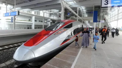 Kereta Cepat Jakarta-Surabaya: Luhut Pastikan Proyek Lanjut!