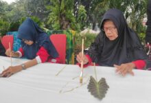 Lansia Bekasi Ciptakan Karya Seni 5 Meter, Rayakan HLUN