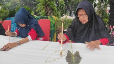 Lansia Bekasi Ciptakan Karya Seni 5 Meter, Rayakan HLUN