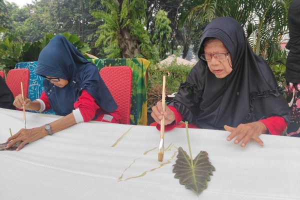 Lansia Bekasi Ciptakan Karya Seni 5 Meter, Rayakan HLUN