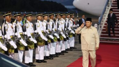 Prabowo Disambut Jajar Kehormatan Meriah di Bandara Malaysia
