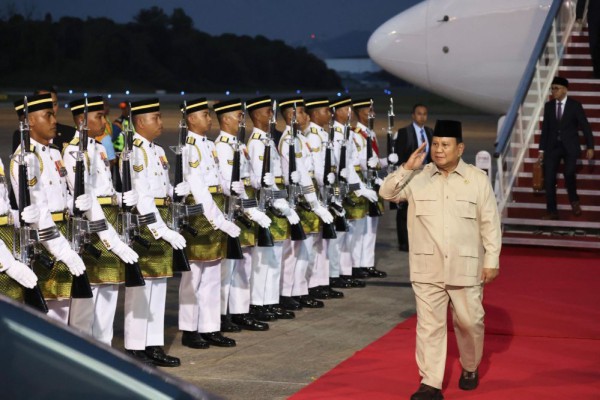 Prabowo Disambut Jajar Kehormatan Meriah di Bandara Malaysia