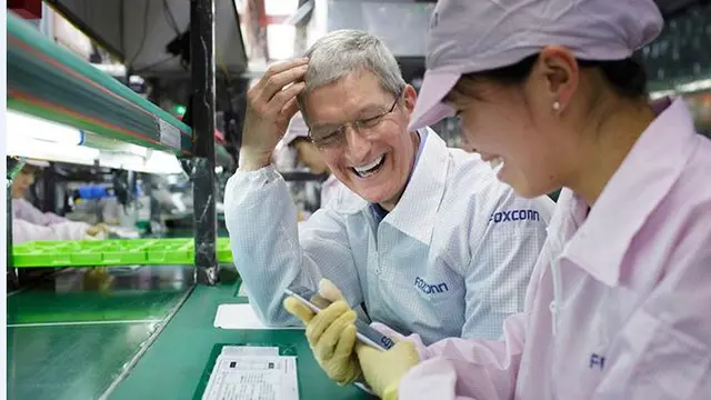 Tim Cook Bocorkan Syarat Produksi iPhone di AS