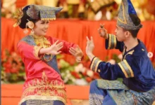 17 Pantun Cinta Minang Romantis: Terjemahan & Makna Mendalam
