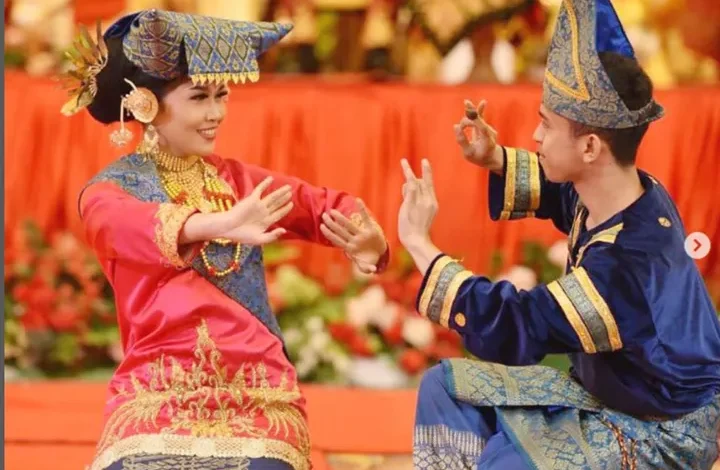 17 Pantun Cinta Minang Romantis: Terjemahan & Makna Mendalam