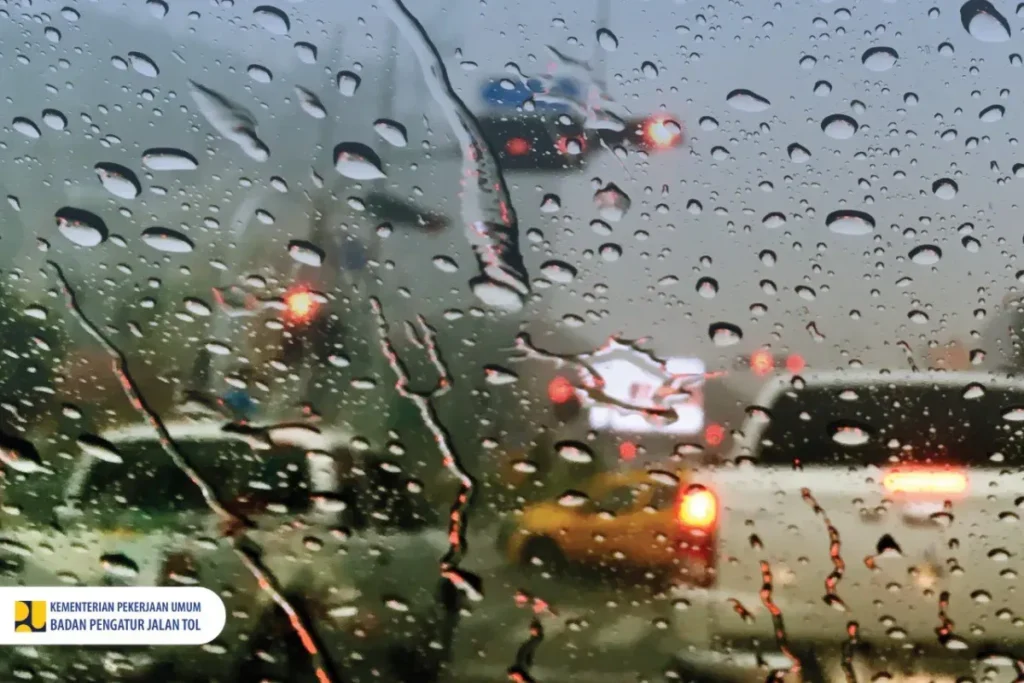 Aman Berkendara Saat Hujan? Ikuti 5 Tips Jitu Ini!