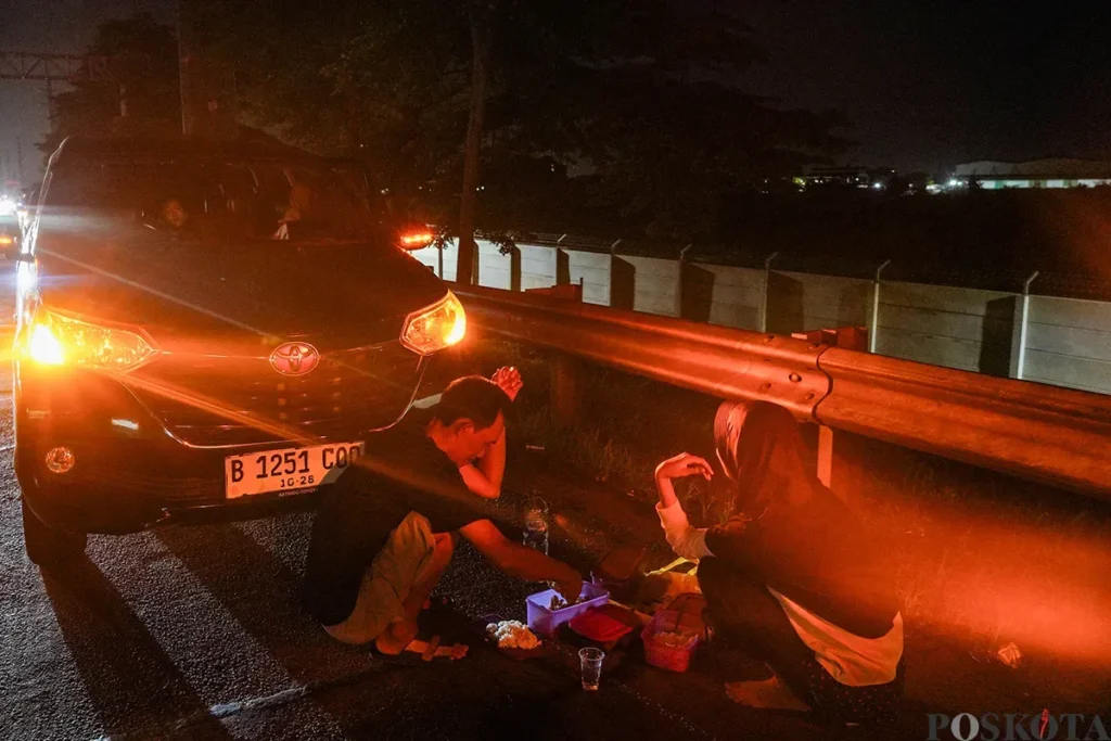 Bahaya Mengerikan! Istirahat Bahu Jalan Tol: Risiko Mematikan?