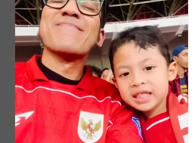 Desta & Anak Saksikan Timnas Indonesia vs China di GBK