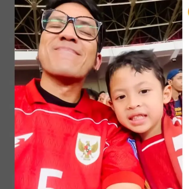 Desta & Anak Saksikan Timnas Indonesia vs China di GBK