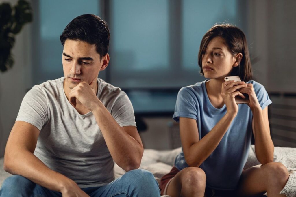 Ghosting? 5 Alasan Tepat Kontak Mantan Tanpa Minta Balikan