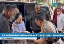 Kapolri Cium Tangan Megawati: Momen Haru Ultah Istri Hoegeng