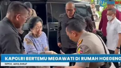 Kapolri Cium Tangan Megawati: Momen Haru Ultah Istri Hoegeng