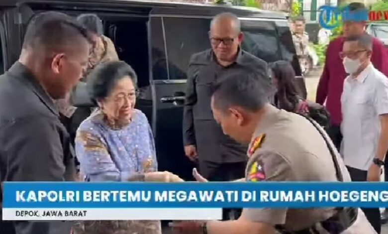 Kapolri Cium Tangan Megawati: Momen Haru Ultah Istri Hoegeng