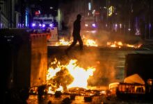 Kerusuhan Irlandia Utara: Ratusan Bertopeng Serang Polisi, Bakar Rumah