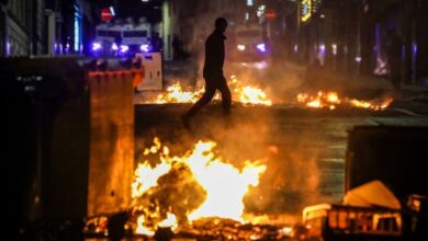 Kerusuhan Irlandia Utara: Ratusan Bertopeng Serang Polisi, Bakar Rumah