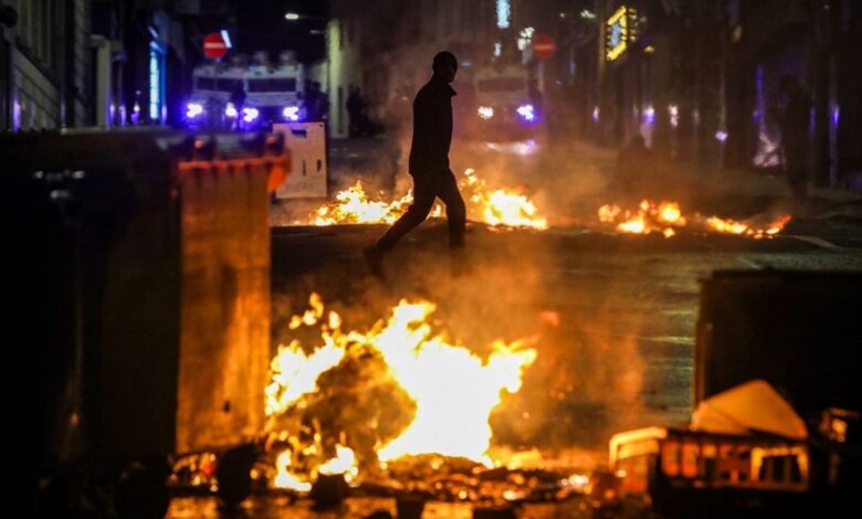 Kerusuhan Irlandia Utara: Ratusan Bertopeng Serang Polisi, Bakar Rumah
