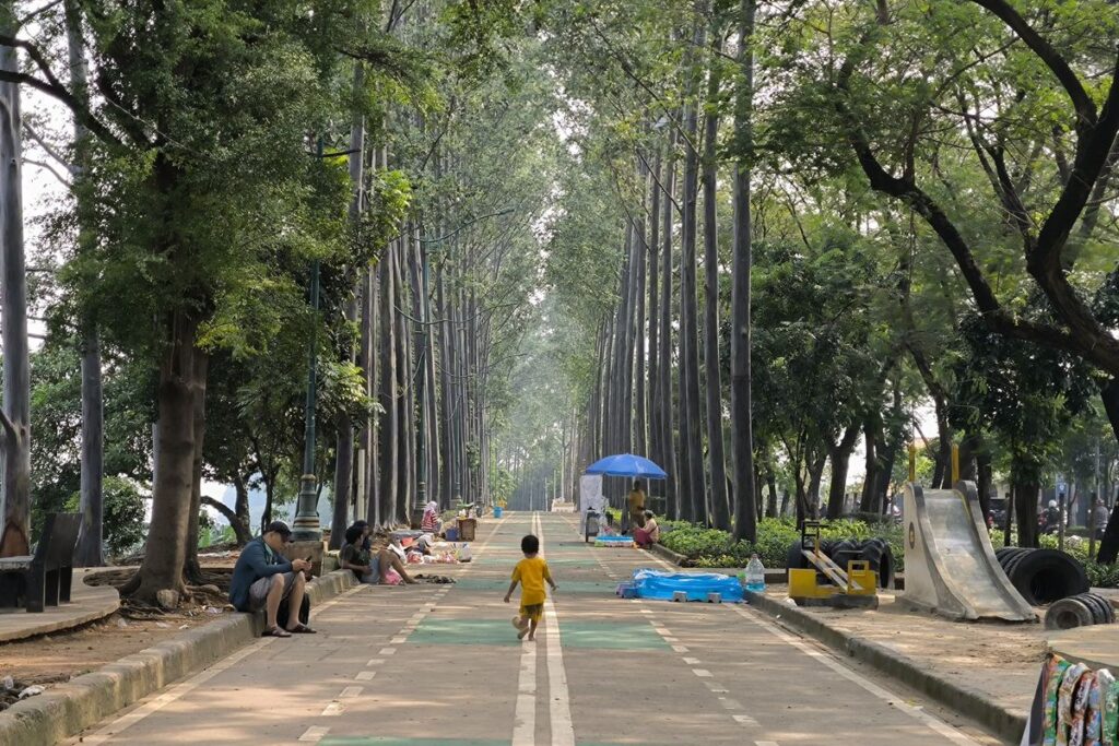 Liburan Hemat Keluarga di Jakarta Timur? BKT Jawabannya!