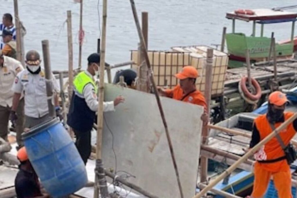 NCICD Cilincing: Bangunan Semi Permanen di Tanggul Dibongkar!