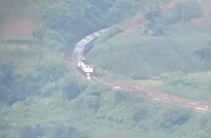 Rahasia Tersembunyi: Pandang Jalur Kereta Api dari Gunung Mandalawangi