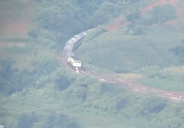 Rahasia Tersembunyi: Pandang Jalur Kereta Api dari Gunung Mandalawangi