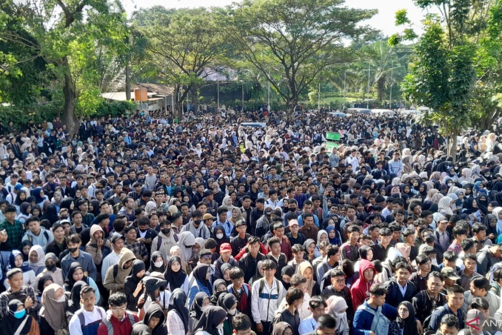 Ribuan Pencari Kerja Berebut Lowongan, Job Fair Bekasi Panas