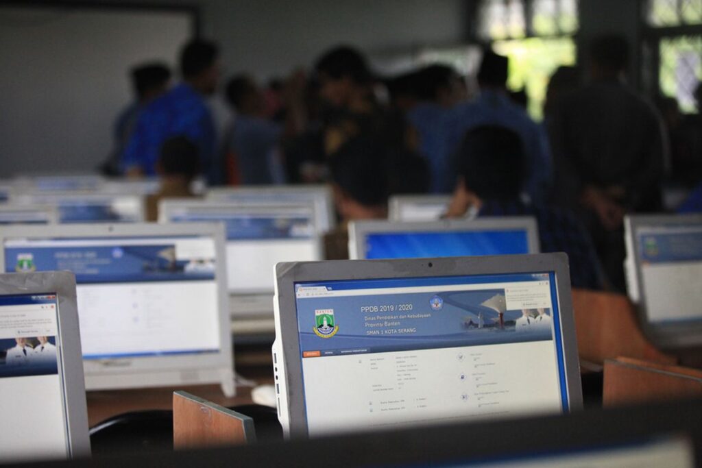 SPMB Jabar 2025 Down? Server Error, Pendaftar Melonjak!