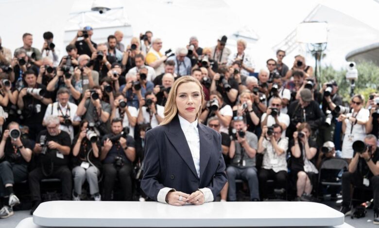 Scarlett Johansson memesona: Gaun reptil di premiere Jurassic World