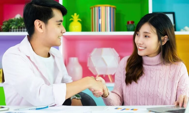 Zodiakmu Mudah Cinlok di Kantor? Cek 5 Zodiak Ini!