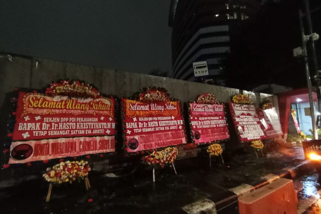 Hasto Kristiyanto Ultah, KPK Banjir Karangan Bunga Mewah
